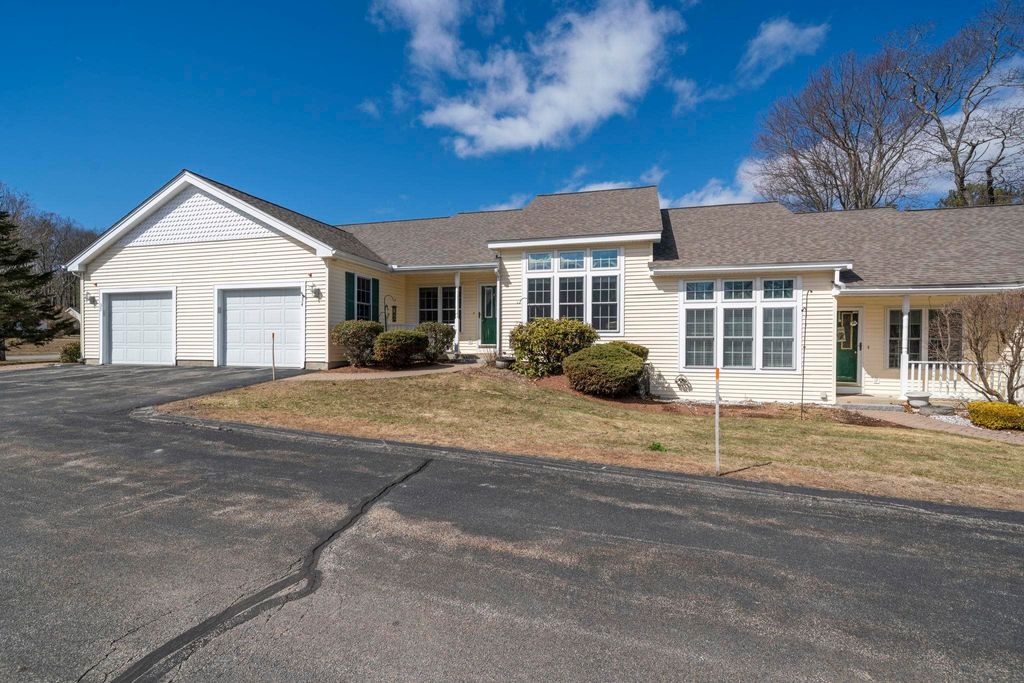 Photo of 34 Lincoln Drive, Londonderry, NH 03053 (MLS # 5079924)