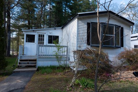 Photo of 18 Bangor Street, Nashua, NH 03063 (MLS # 5087454)