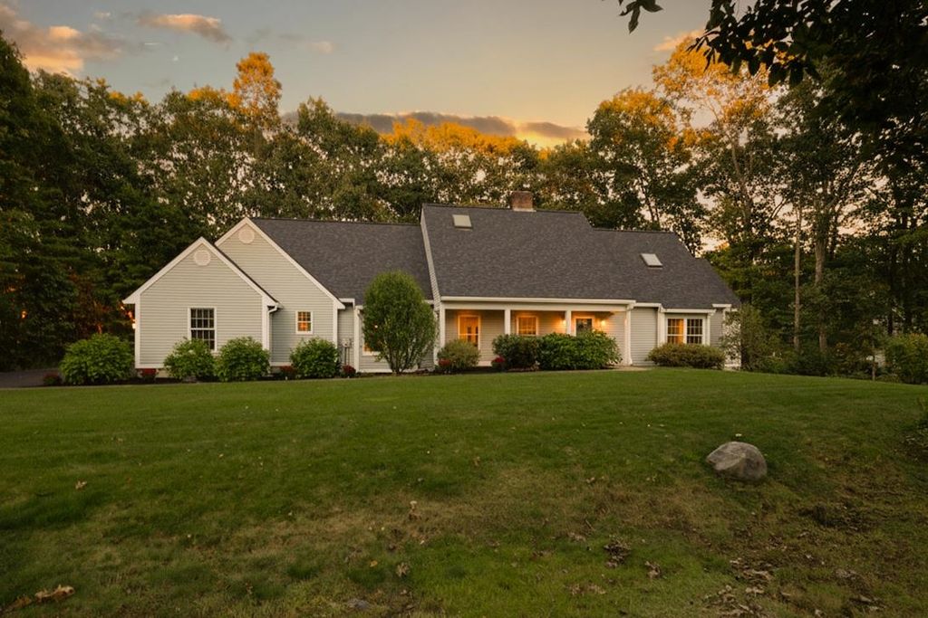 Photo of 59 Bonnies Way, Hampstead, NH 03841 (MLS # 5063286)