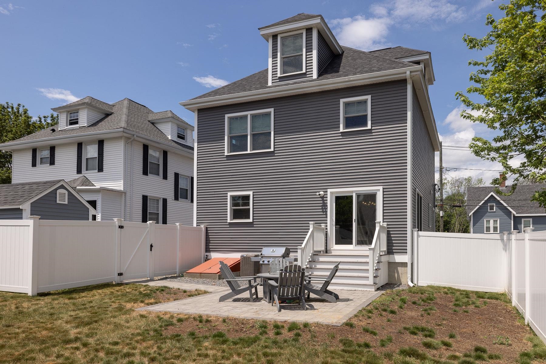 Portsmouth, New Hampshire 03801, United States, 4 Bedrooms Bedrooms, ,3 BathroomsBathrooms,Residential,Active,203625
