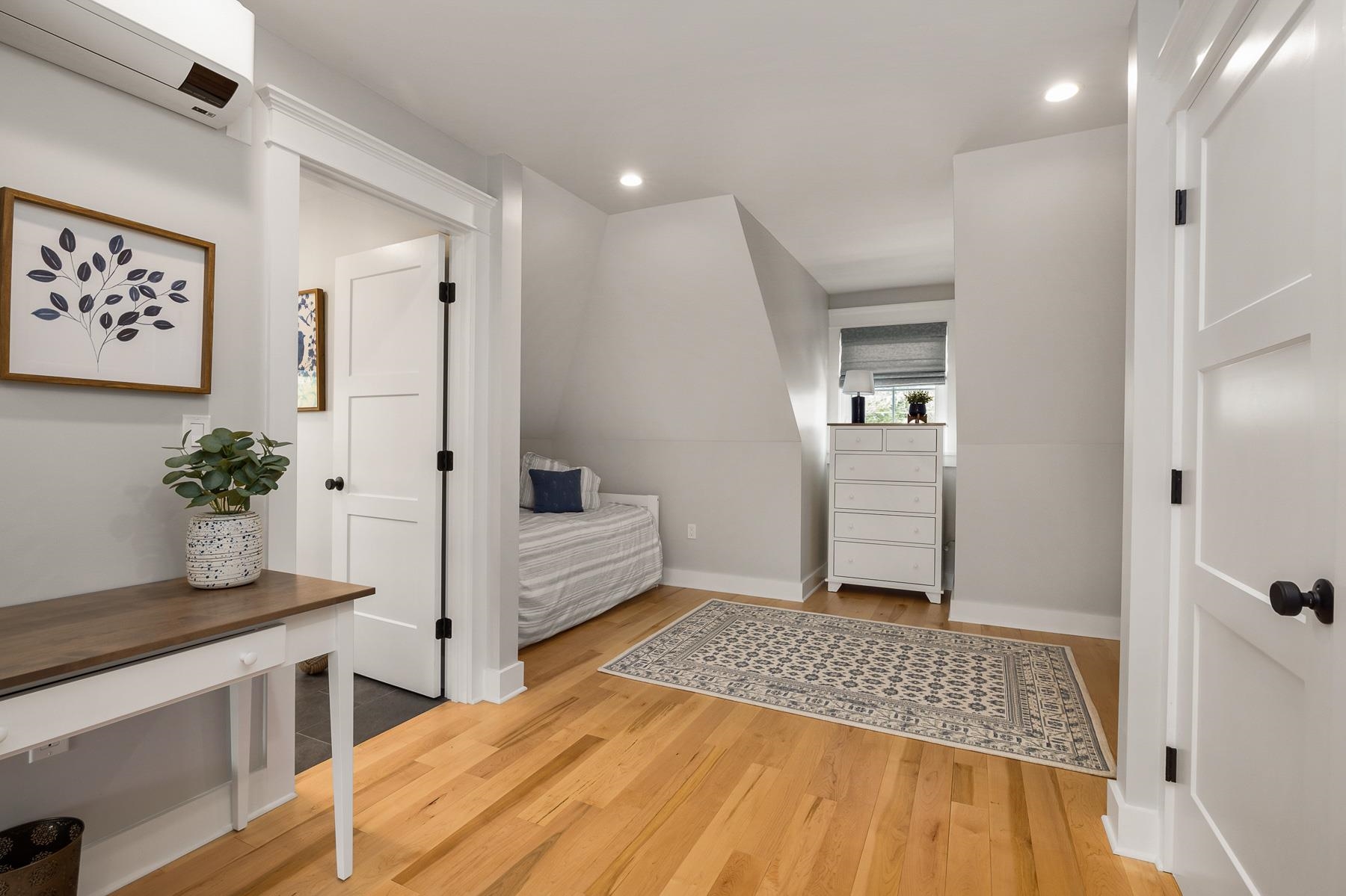 Portsmouth, New Hampshire 03801, United States, 4 Bedrooms Bedrooms, ,3 BathroomsBathrooms,Residential,Active,203625