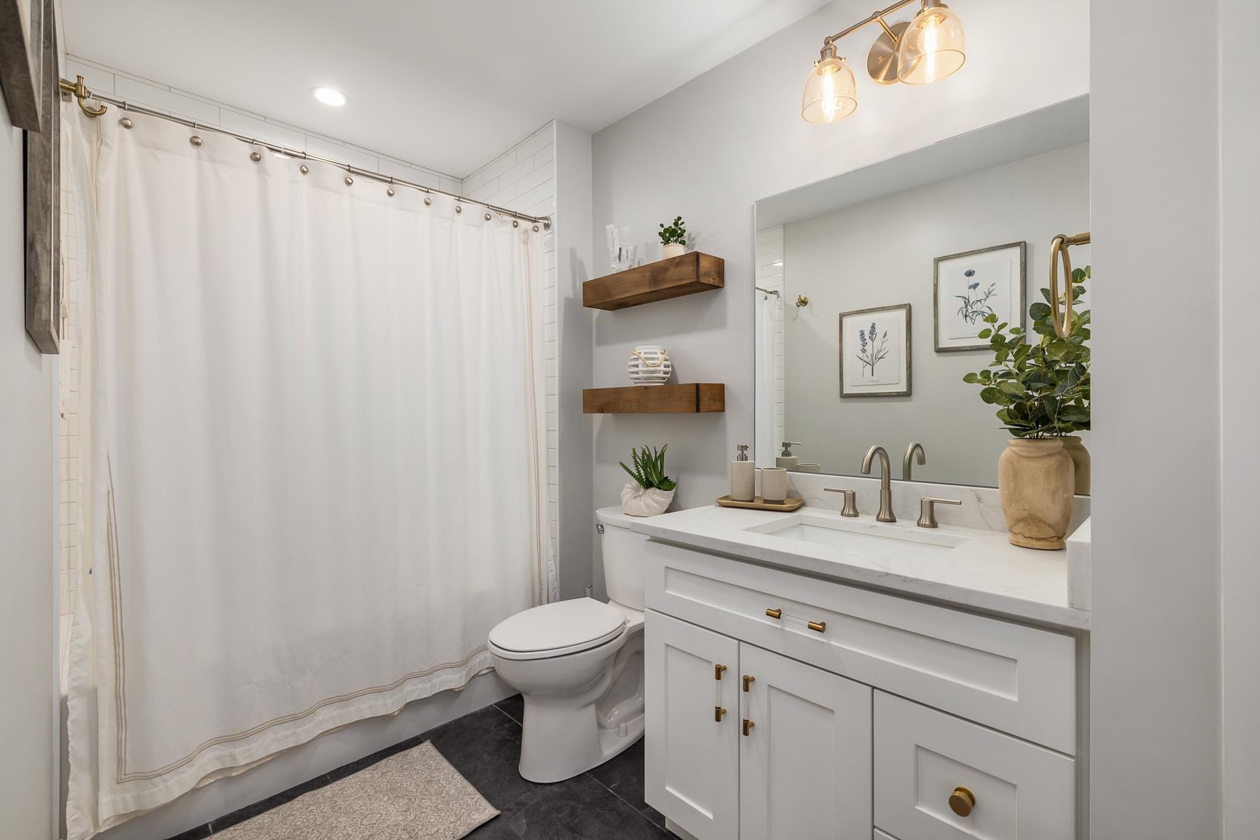 Portsmouth, New Hampshire 03801, United States, 4 Bedrooms Bedrooms, ,3 BathroomsBathrooms,Residential,Active,203625