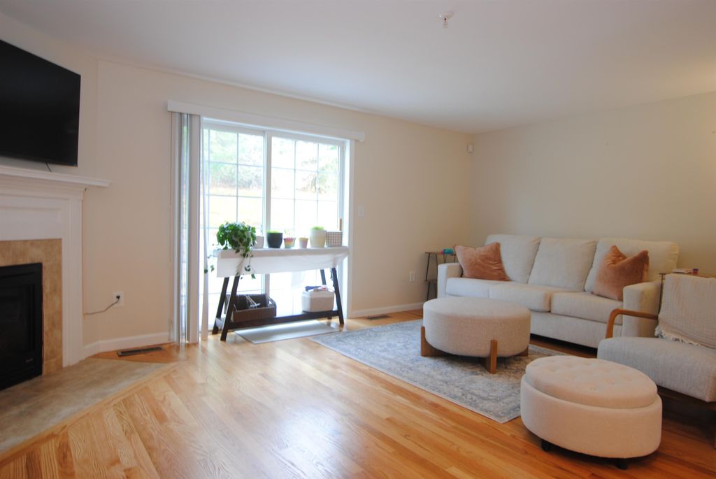 Photo of 109 Overlook Circle, Hudson, NH 03051 (MLS # 5084173)