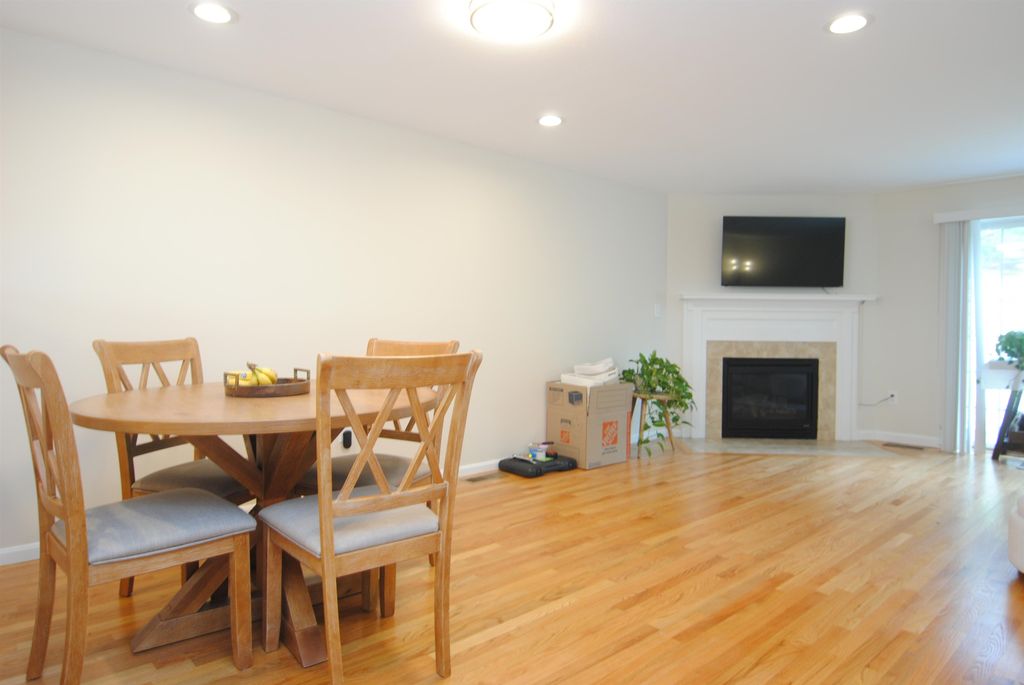 Photo of 109 Overlook Circle, Hudson, NH 03051 (MLS # 5084173)