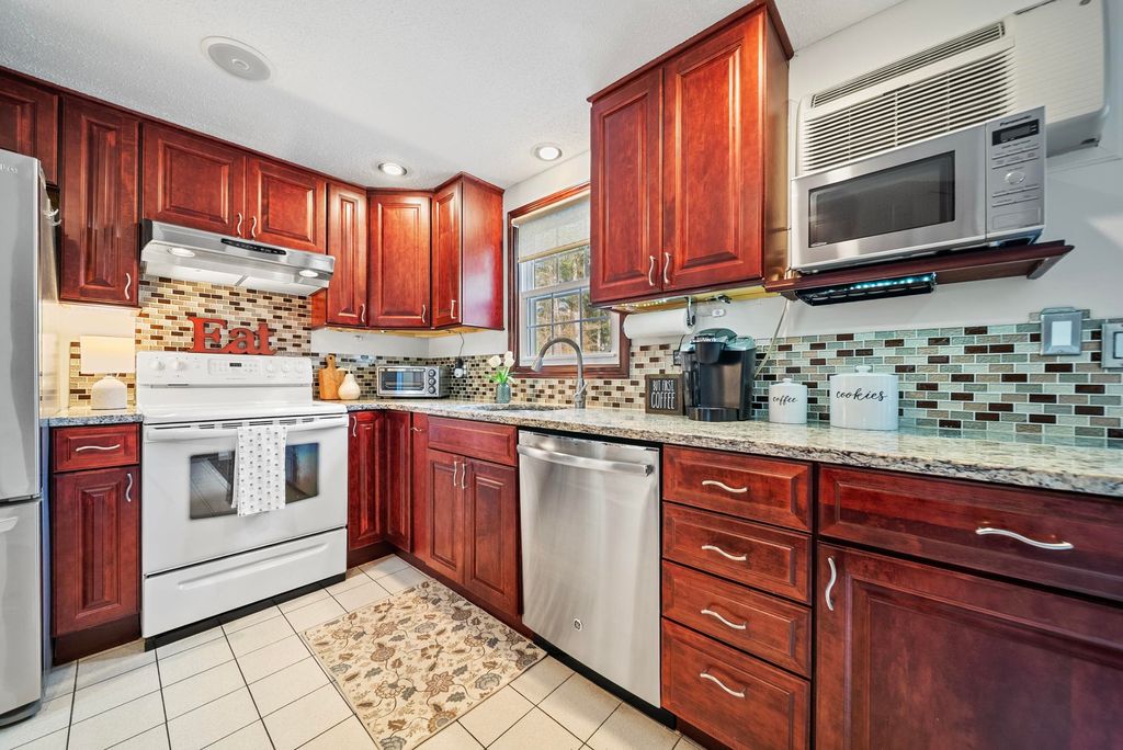 Photo of 35 Olde Country Village #35, Londonderry, NH 03053 (MLS # 5080143)