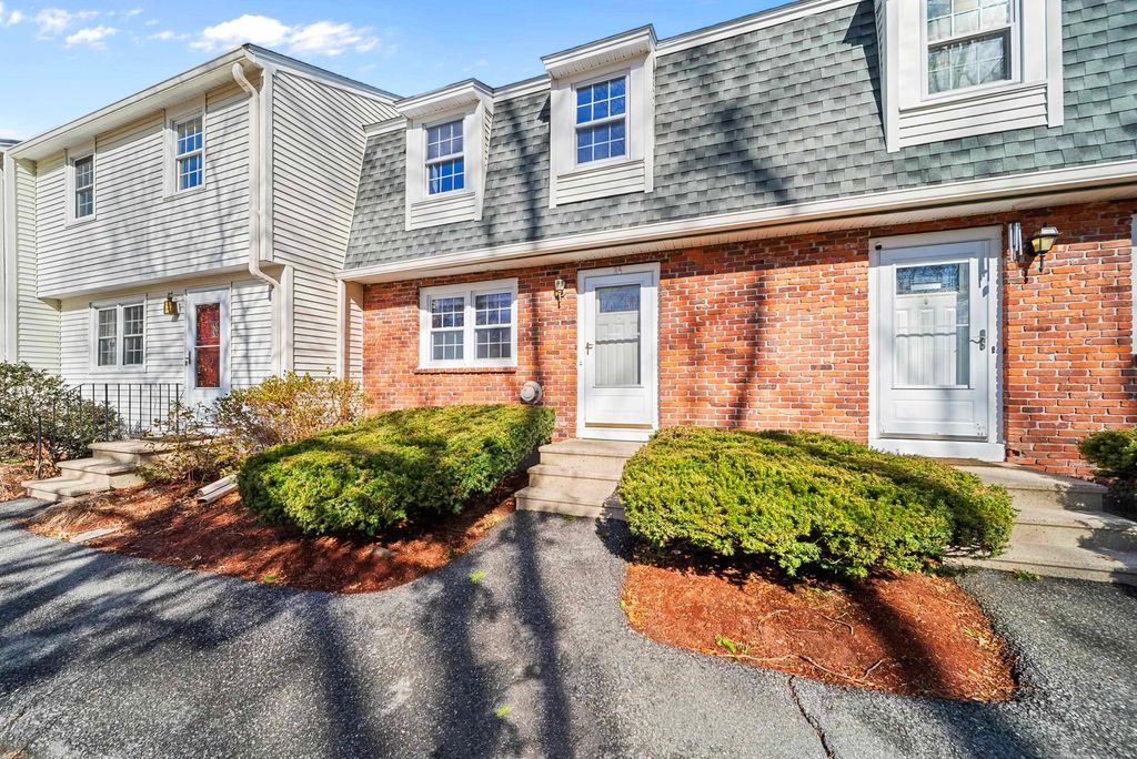 Photo of 35 Olde Country Village #35, Londonderry, NH 03053 (MLS # 5080143)