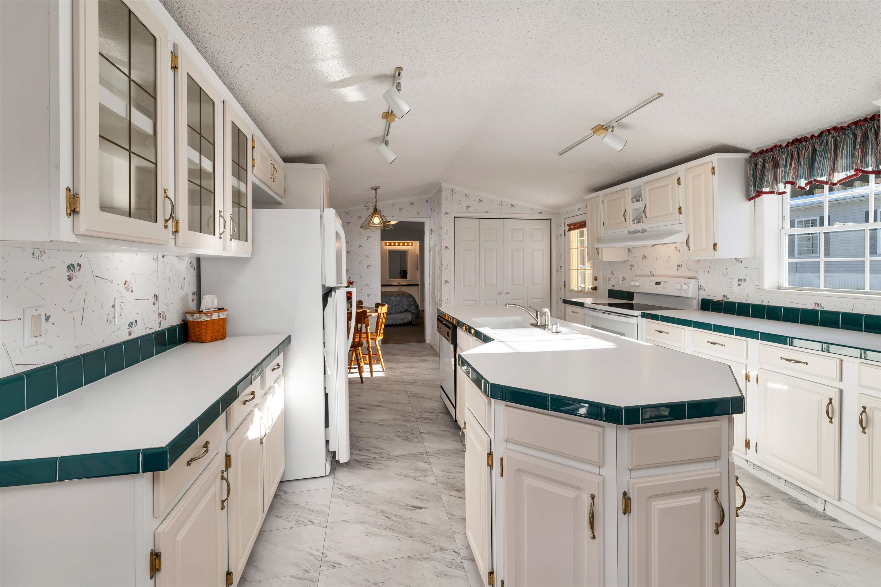 Laconia, New Hampshire 03246, United States, 2 Bedrooms Bedrooms, ,2 BathroomsBathrooms,Residential,Pending,21681