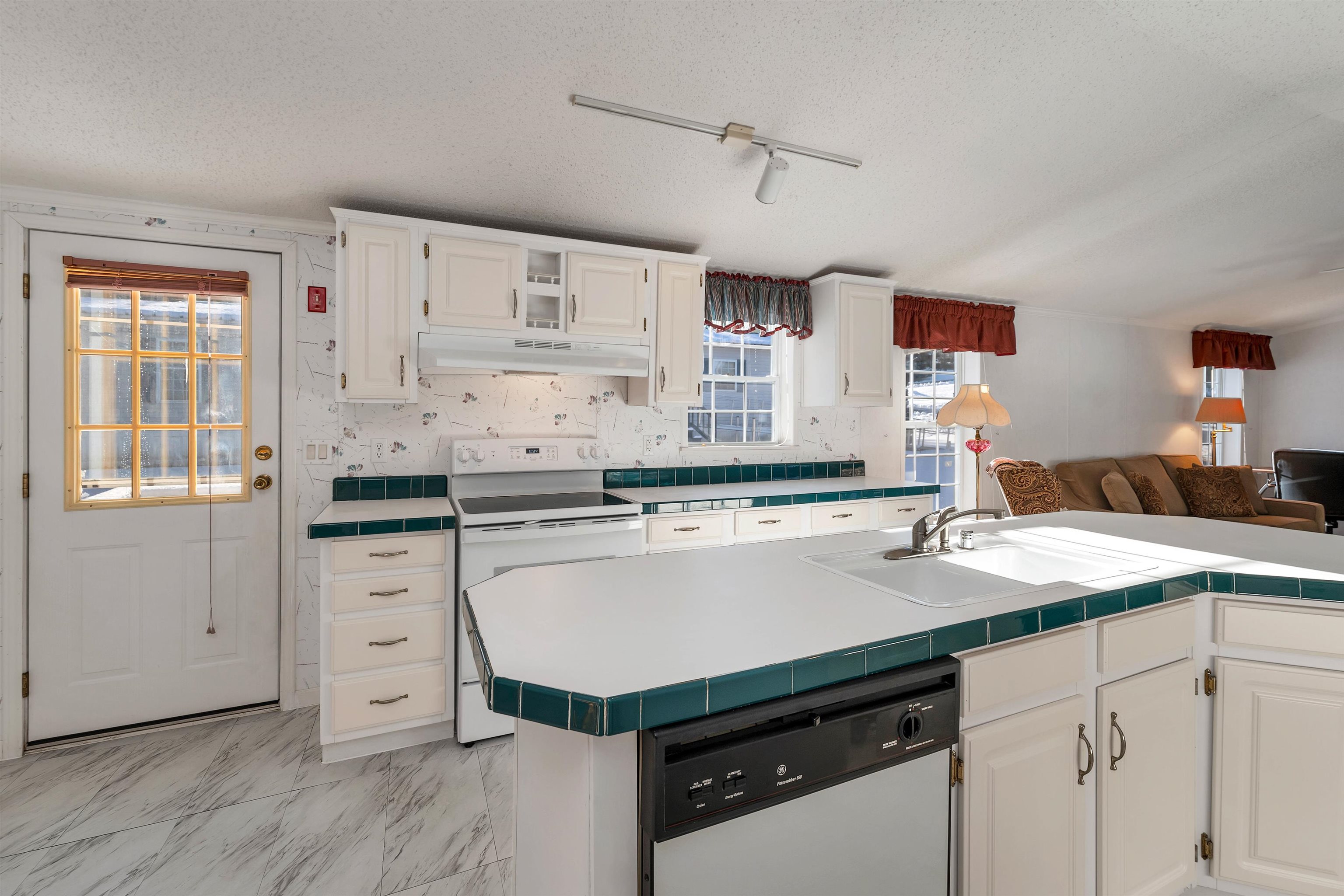 Laconia, New Hampshire 03246, United States, 2 Bedrooms Bedrooms, ,2 BathroomsBathrooms,Residential,Pending,21681