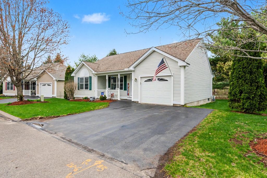 Photo of 5 Madeleine Court, Hudson, NH 03051 (MLS # 5084350)