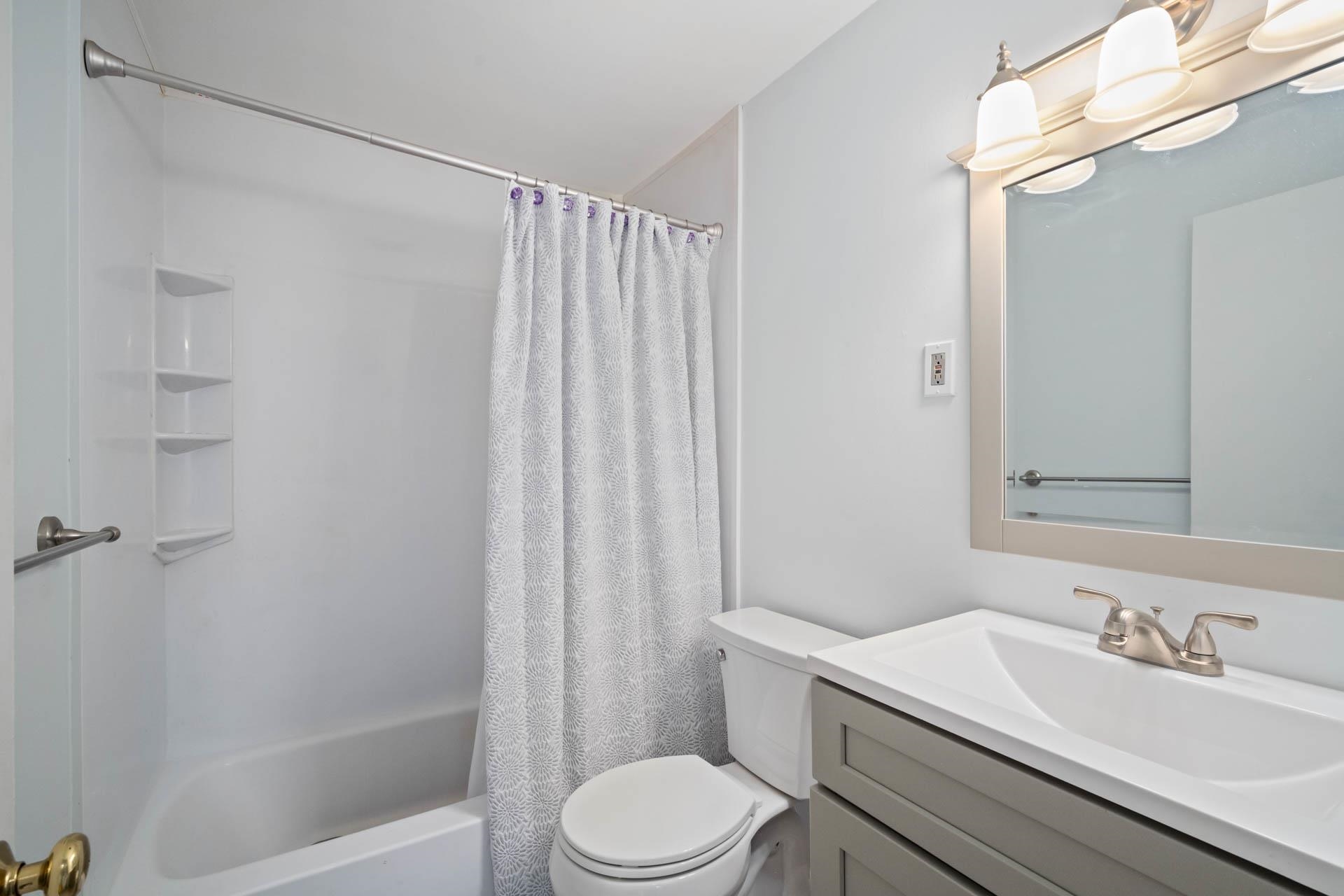 Derry, New Hampshire 03038, United States, 2 Bedrooms Bedrooms, ,1 BathroomBathrooms,Residential,Active,164843