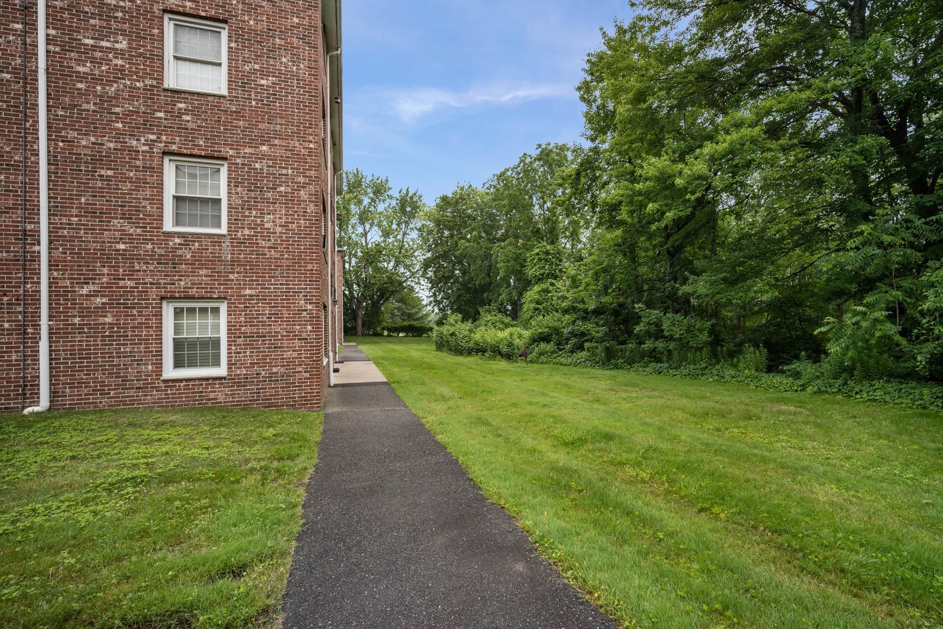 Derry, New Hampshire 03038, United States, 2 Bedrooms Bedrooms, ,1 BathroomBathrooms,Residential,Active,164843