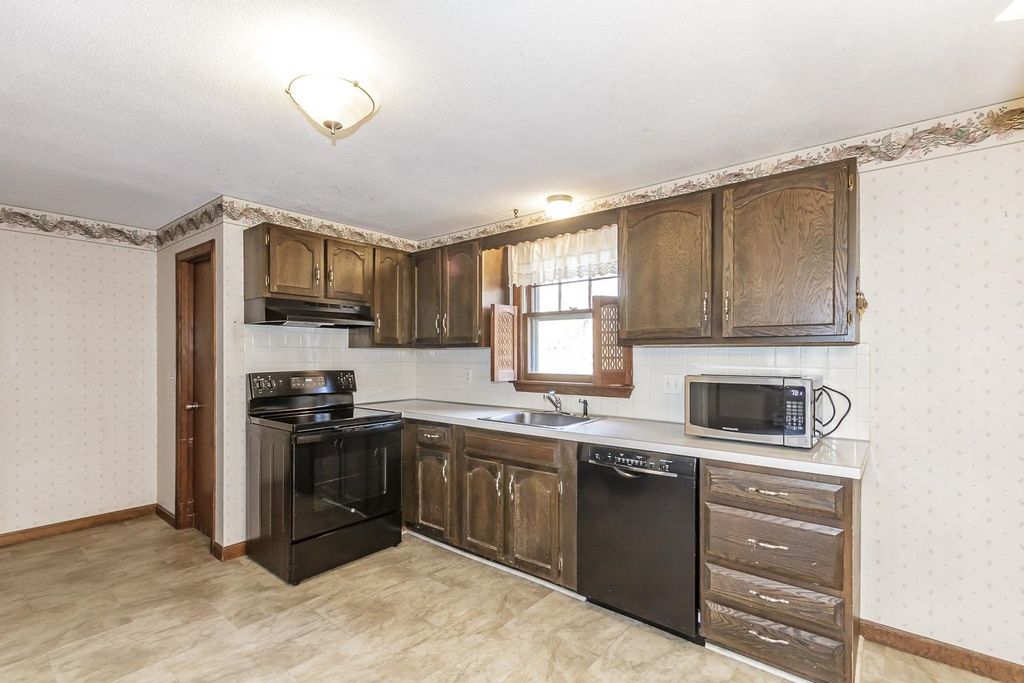 Photo of 31 Midridge Circle, Londonderry, NH 03053 (MLS # 5068692)