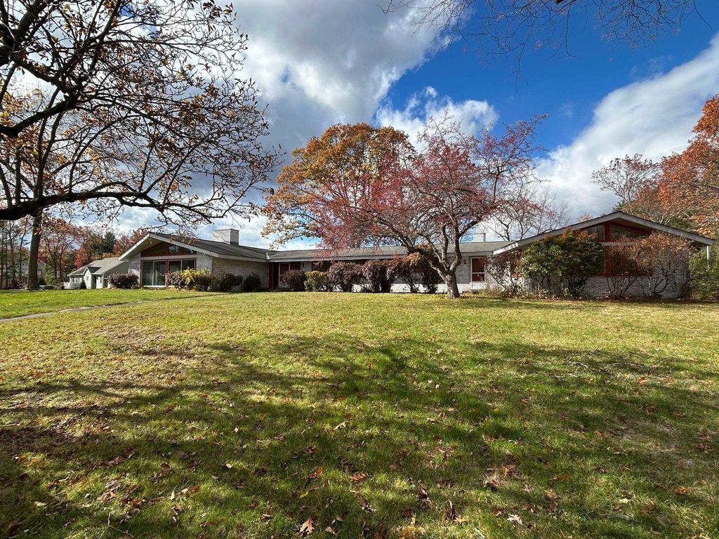 Photo of 19 Bartlett Avenue, Nashua, NH 03064 (MLS # 5068608)