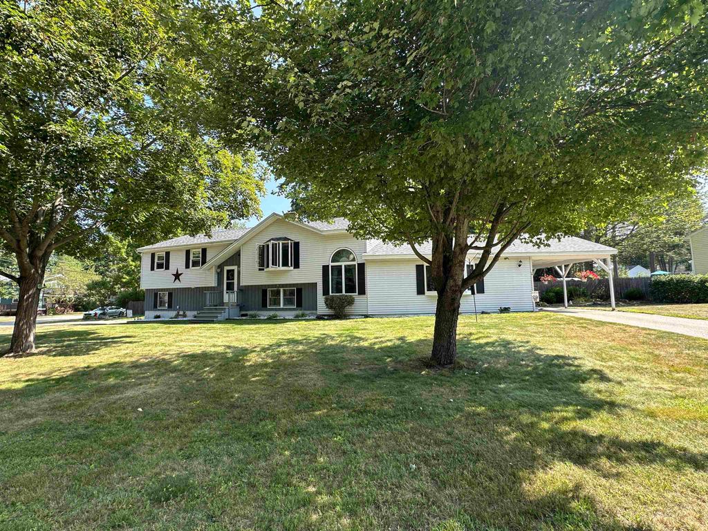 Photo of 17 Maplewood Avenue, Rochester, NH 03867 (MLS # 5067825)