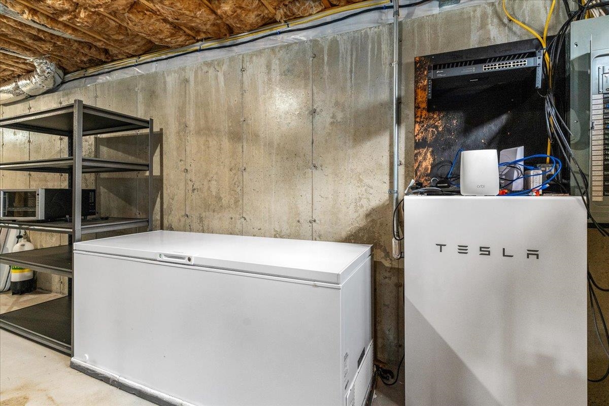 Deerfield, New Hampshire 03037, United States, 4 Bedrooms Bedrooms, ,3 BathroomsBathrooms,Residential,Pending,111053