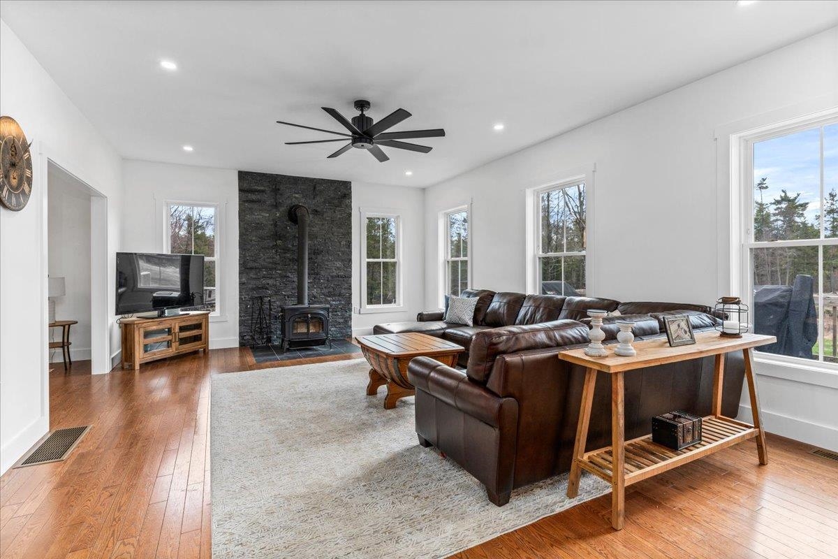 Deerfield, New Hampshire 03037, United States, 4 Bedrooms Bedrooms, ,3 BathroomsBathrooms,Residential,Pending,111053