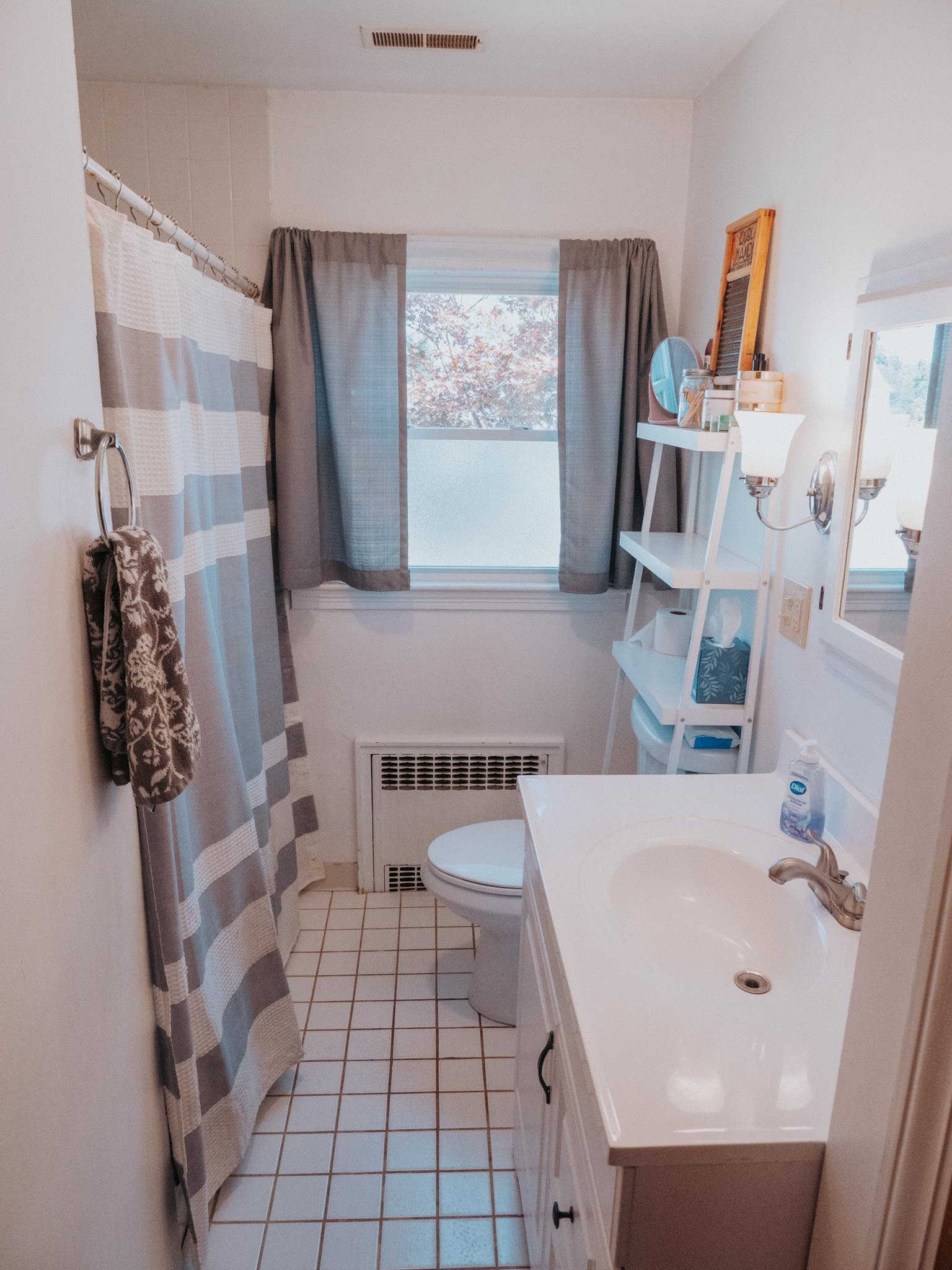 Manchester, New Hampshire 03103, United States, 3 Bedrooms Bedrooms, ,1 BathroomBathrooms,Residential,Pending,181425