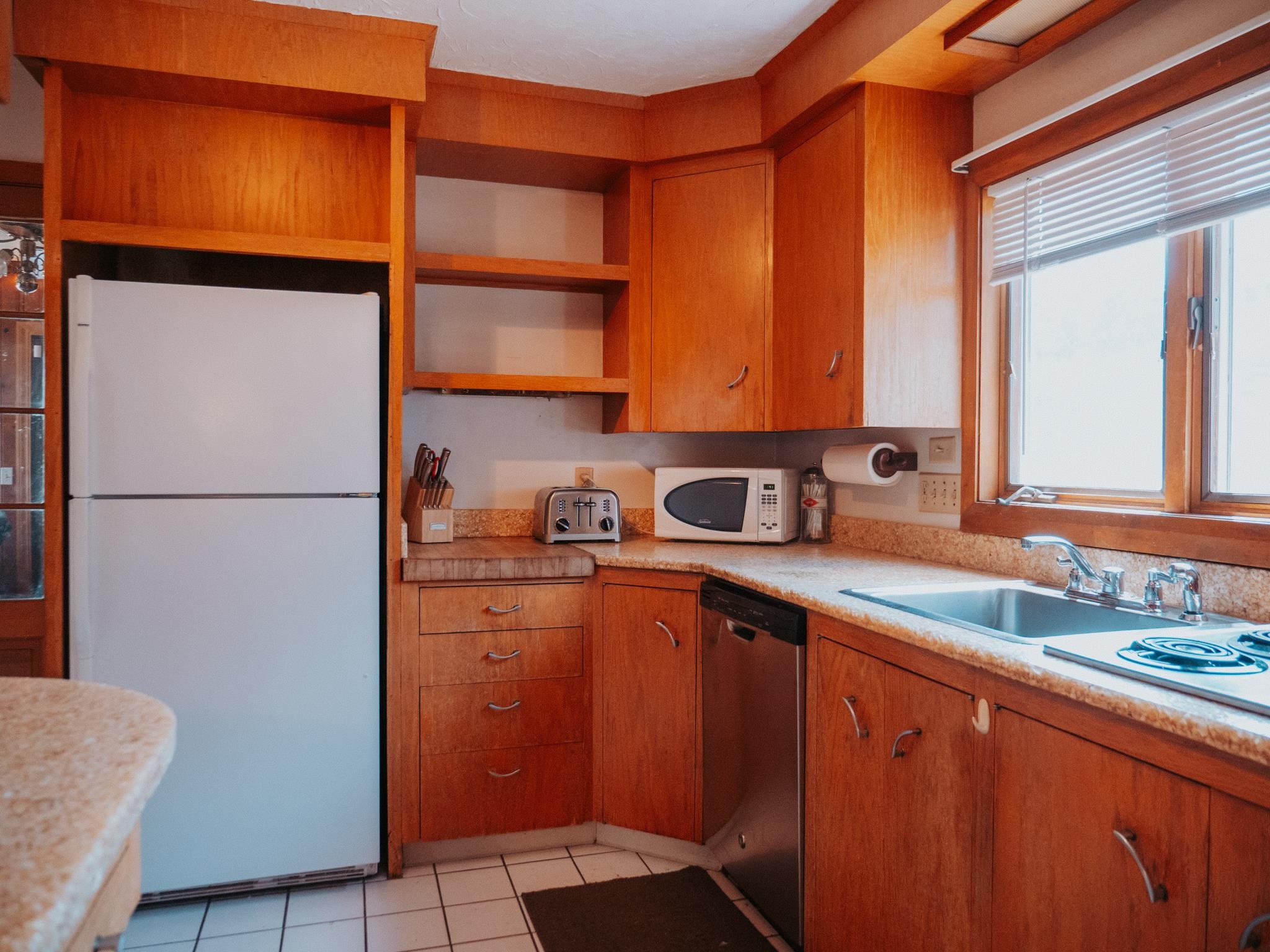 Manchester, New Hampshire 03103, United States, 3 Bedrooms Bedrooms, ,1 BathroomBathrooms,Residential,Pending,181425