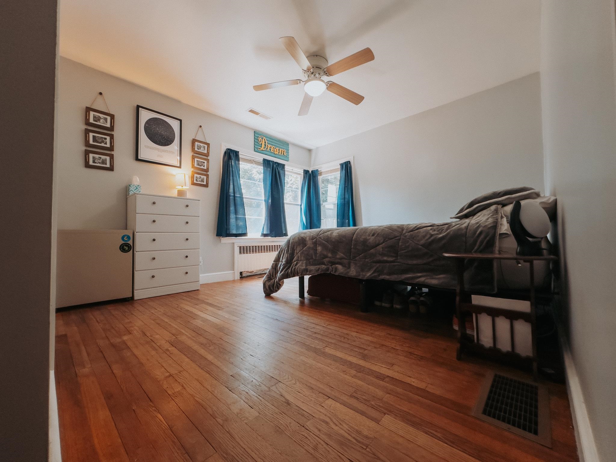 Manchester, New Hampshire 03103, United States, 3 Bedrooms Bedrooms, ,1 BathroomBathrooms,Residential,Pending,181425