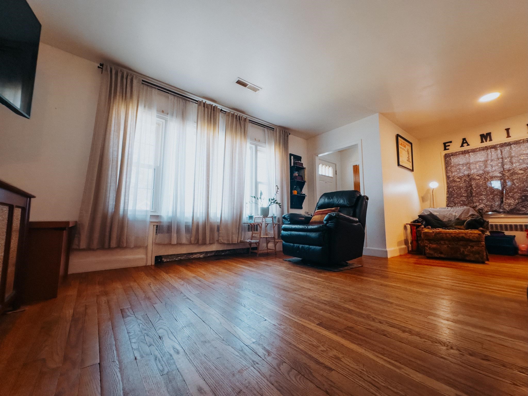 Manchester, New Hampshire 03103, United States, 3 Bedrooms Bedrooms, ,1 BathroomBathrooms,Residential,Pending,181425