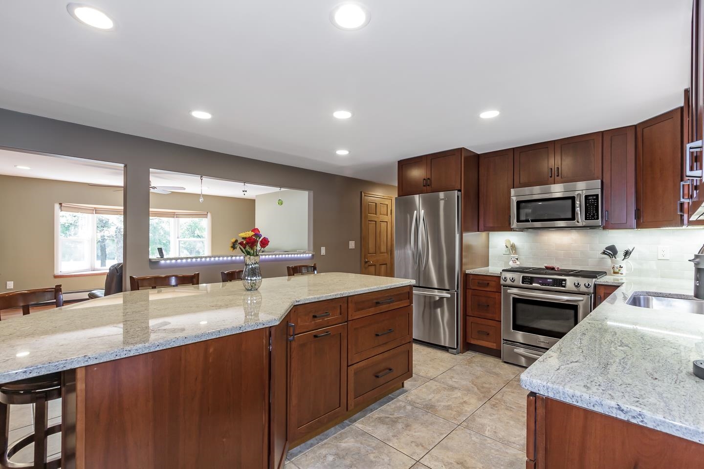 Londonderry, New Hampshire 03053, United States, 4 Bedrooms Bedrooms, ,2 BathroomsBathrooms,Residential,Pending,196051