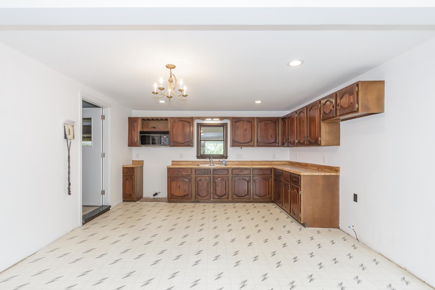 Londonderry, New Hampshire 03053, United States, 4 Bedrooms Bedrooms, ,2 BathroomsBathrooms,Residential,Pending,196051