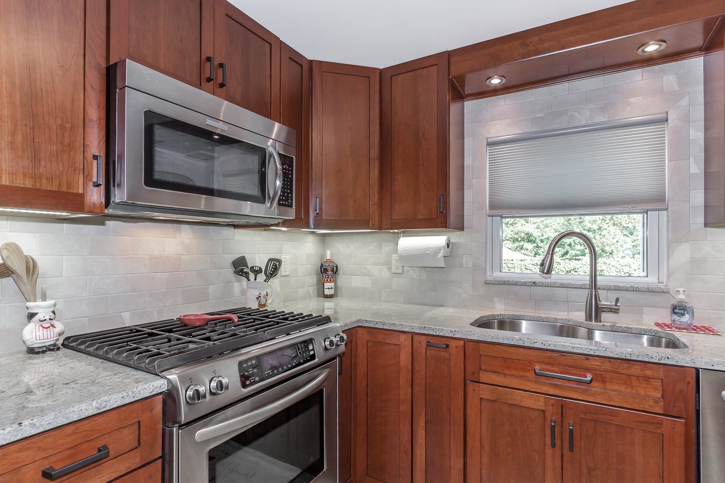 Londonderry, New Hampshire 03053, United States, 4 Bedrooms Bedrooms, ,2 BathroomsBathrooms,Residential,Pending,196051