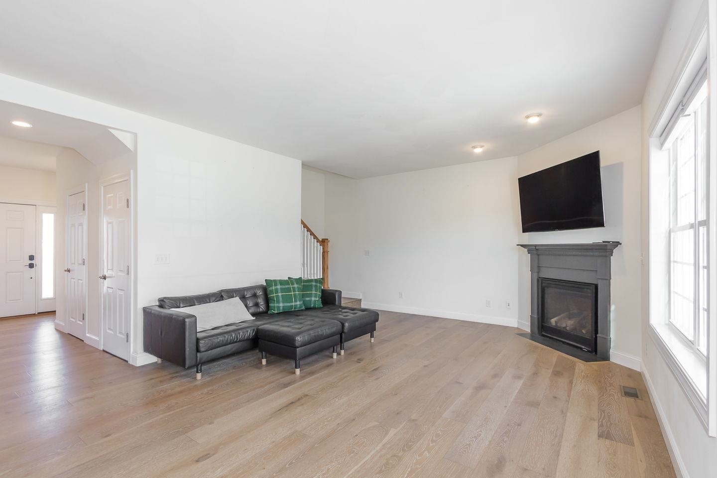 Manchester, New Hampshire 03109, United States, 3 Bedrooms Bedrooms, ,3 BathroomsBathrooms,Residential,Active,229892