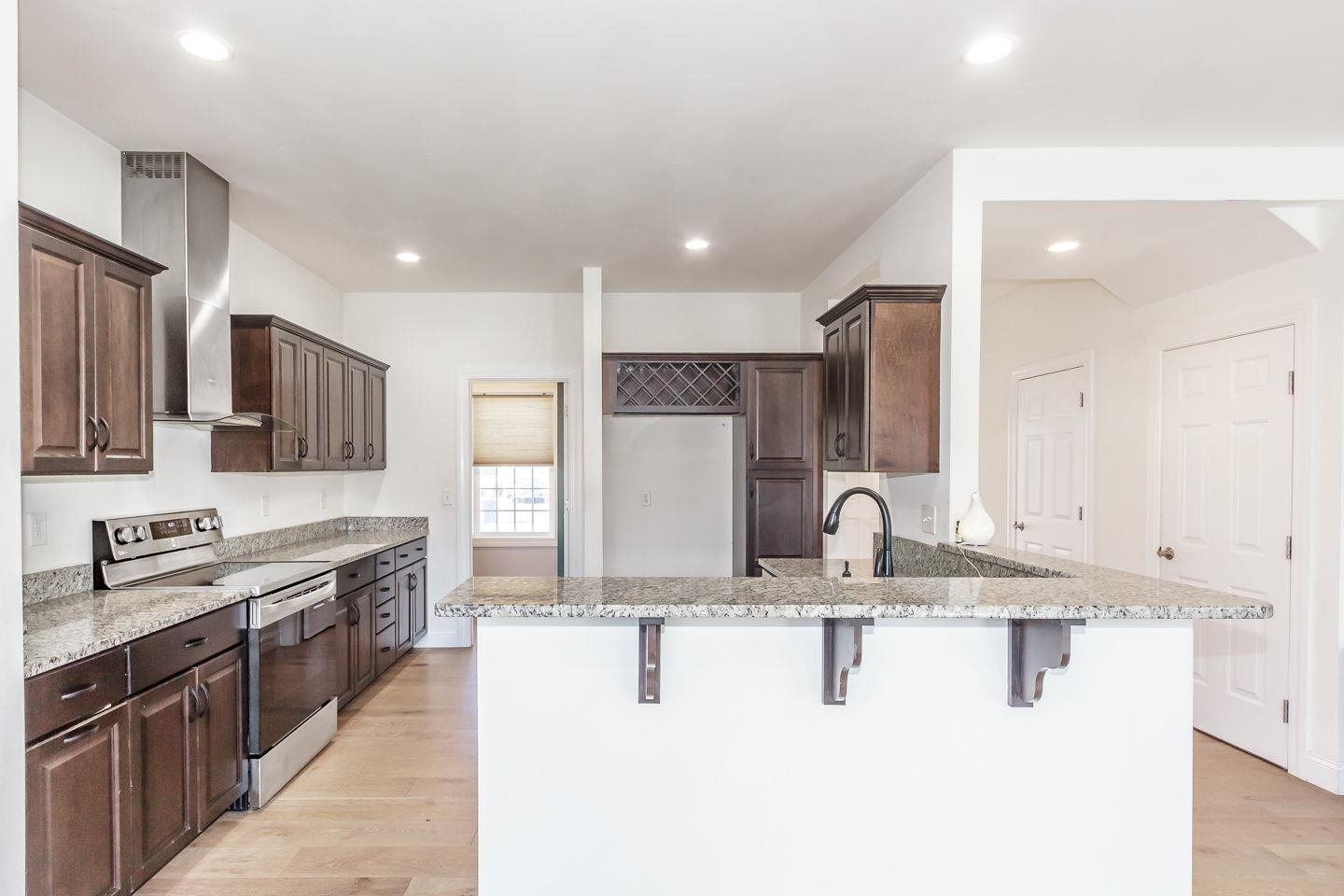 Manchester, New Hampshire 03109, United States, 3 Bedrooms Bedrooms, ,3 BathroomsBathrooms,Residential,Active,229892