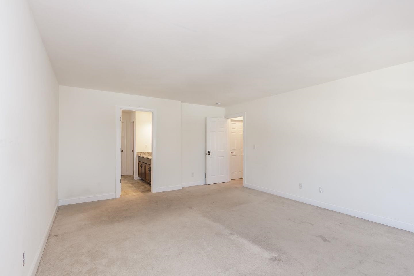 Manchester, New Hampshire 03109, United States, 3 Bedrooms Bedrooms, ,3 BathroomsBathrooms,Residential,Active,229892