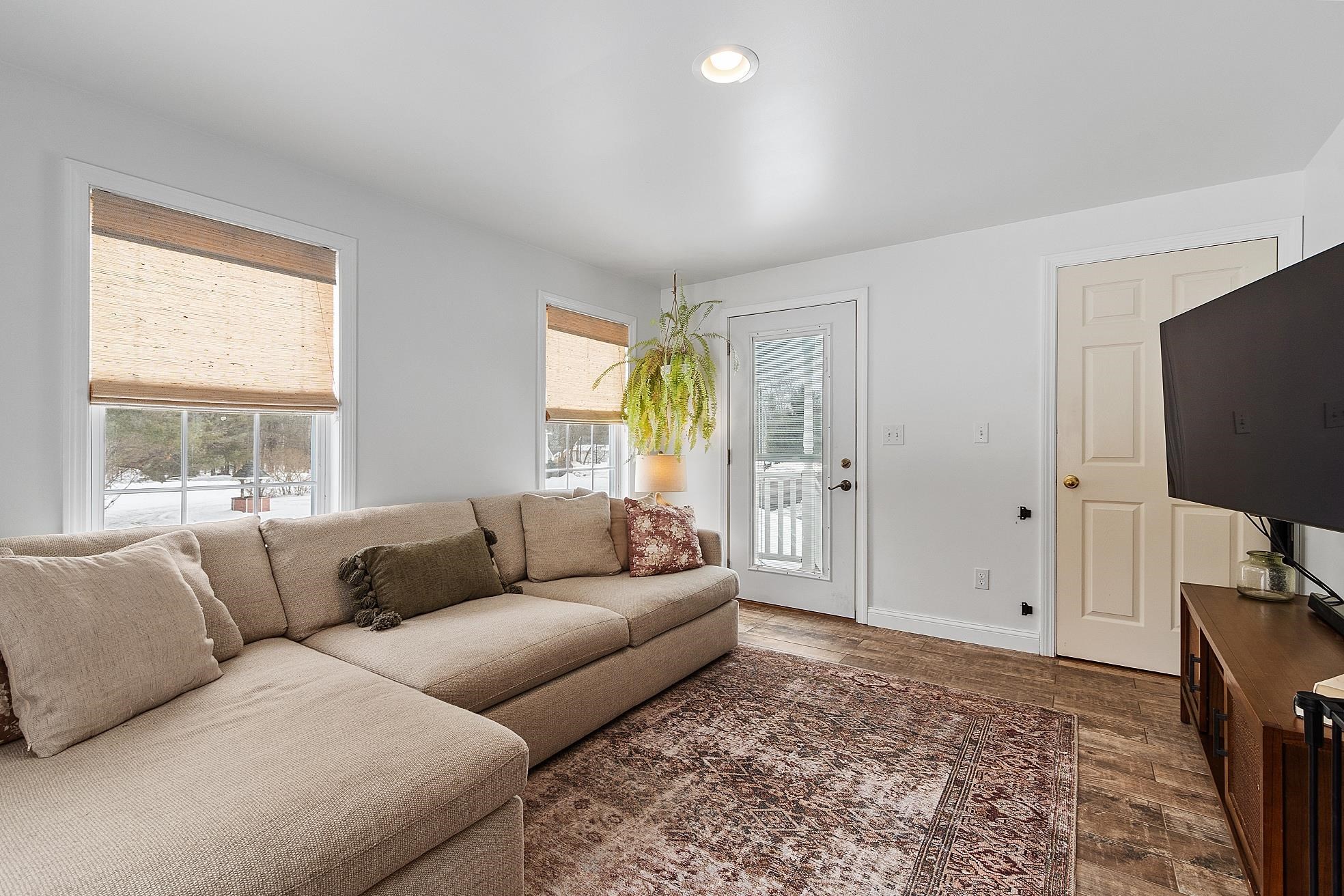 Kingston, New Hampshire 03848, United States, 3 Bedrooms Bedrooms, ,2 BathroomsBathrooms,Residential,Pending,78008