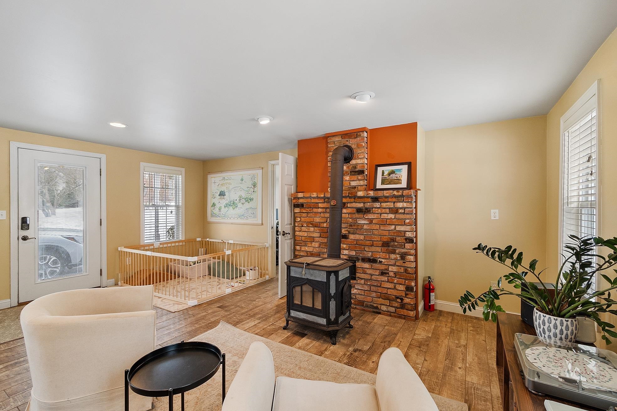 Kingston, New Hampshire 03848, United States, 3 Bedrooms Bedrooms, ,2 BathroomsBathrooms,Residential,Pending,78008