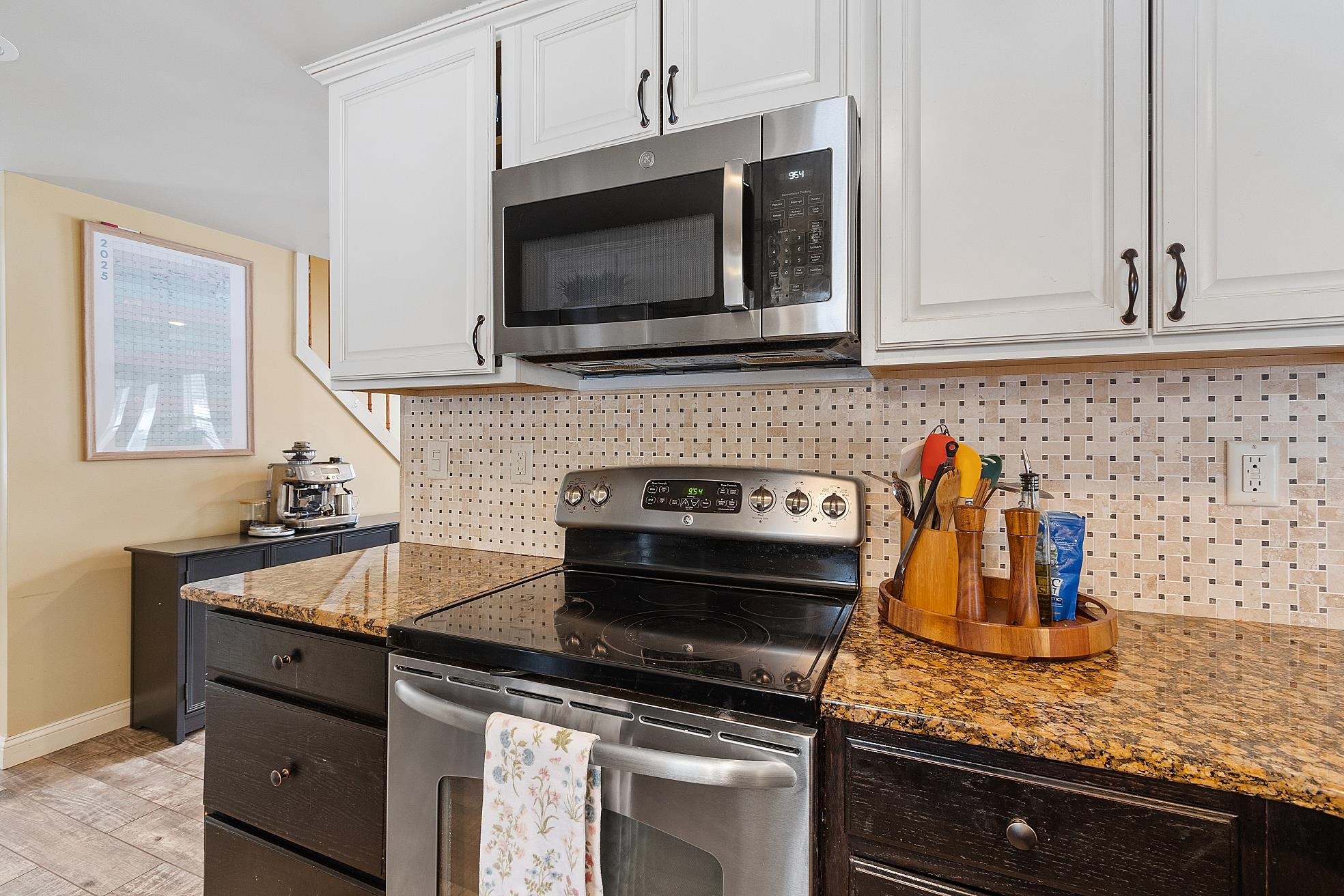 Kingston, New Hampshire 03848, United States, 3 Bedrooms Bedrooms, ,2 BathroomsBathrooms,Residential,Pending,78008