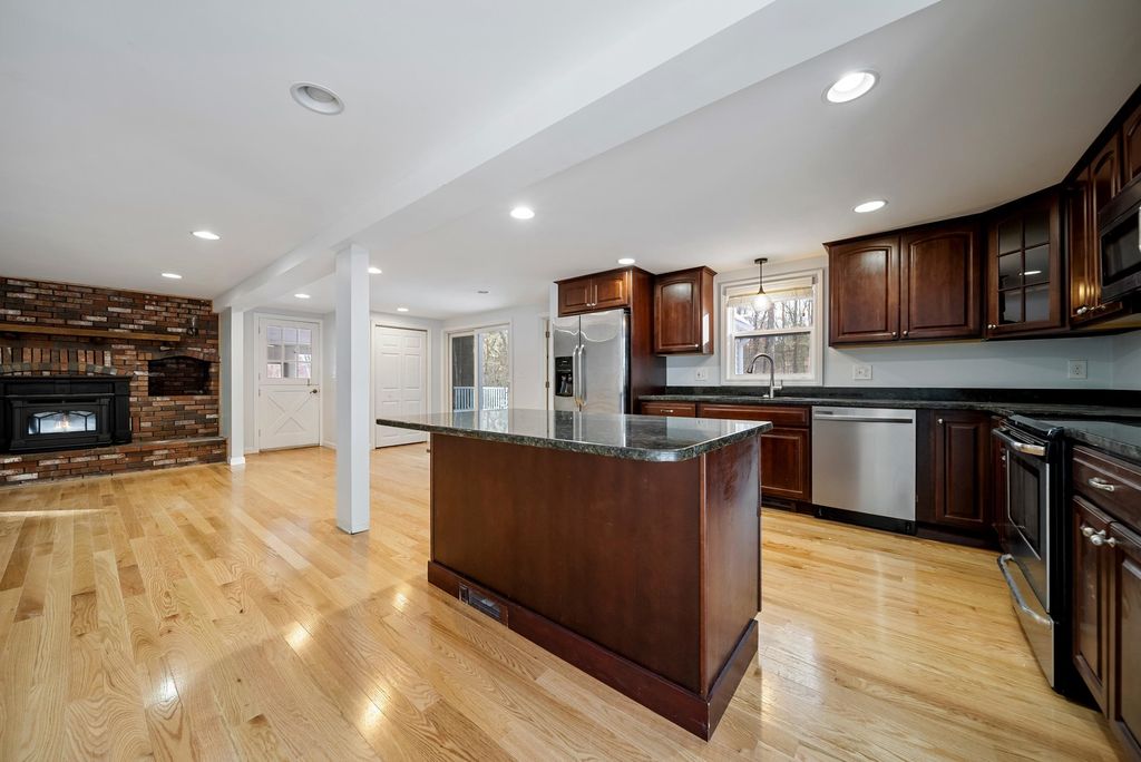 Photo of 12 Poplar Street, Manchester, NH 03104 (MLS # 5074137)