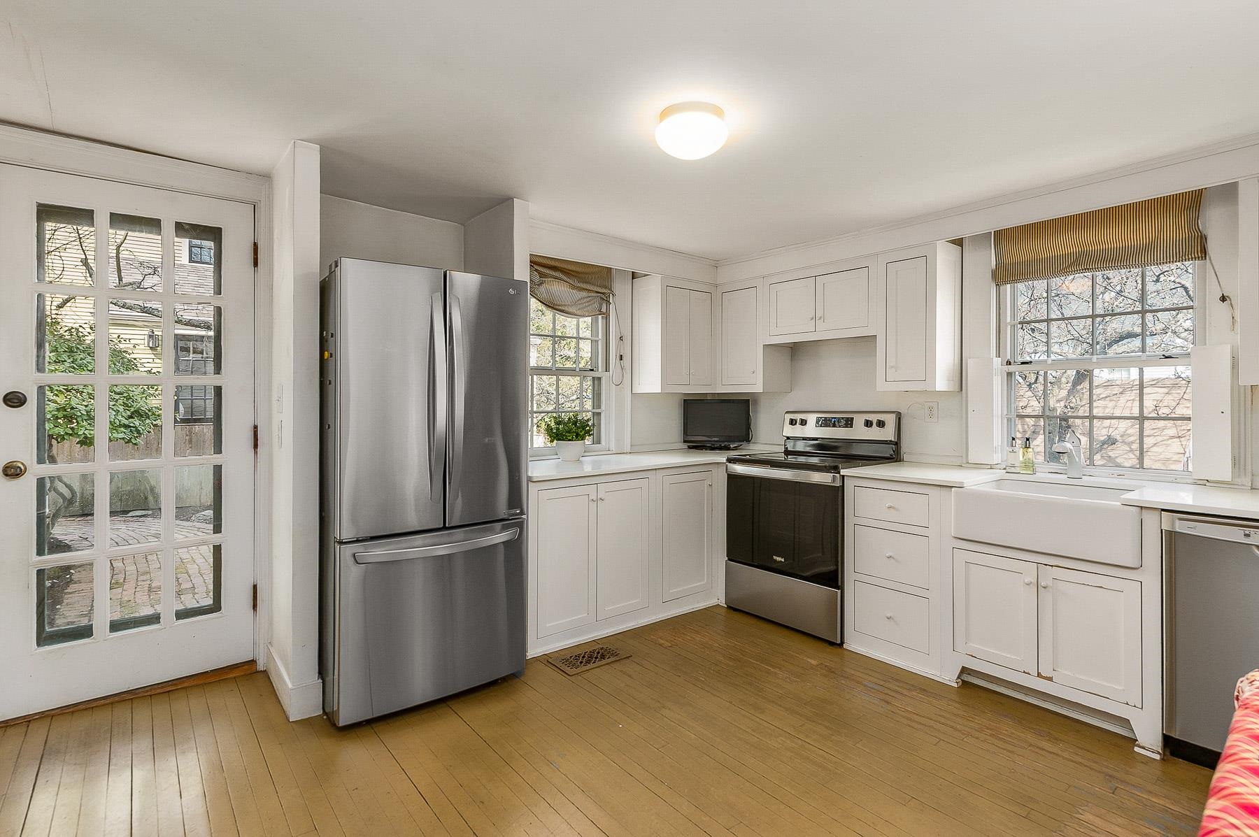 Portsmouth, New Hampshire 03801, United States, 2 Bedrooms Bedrooms, ,2 BathroomsBathrooms,Residential,Pending,103078