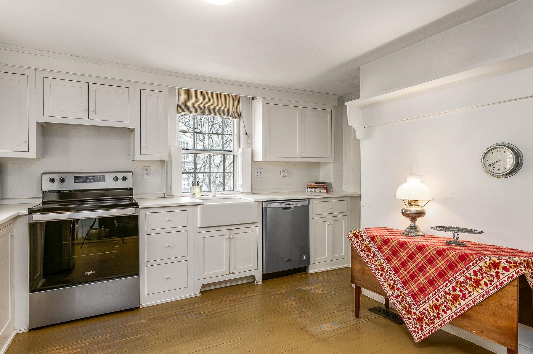 Portsmouth, New Hampshire 03801, United States, 2 Bedrooms Bedrooms, ,2 BathroomsBathrooms,Residential,Pending,103078