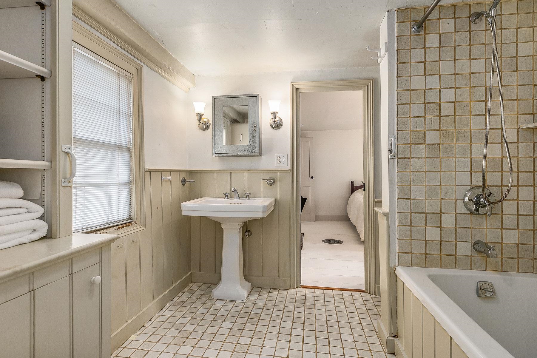 Portsmouth, New Hampshire 03801, United States, 2 Bedrooms Bedrooms, ,2 BathroomsBathrooms,Residential,Pending,103078