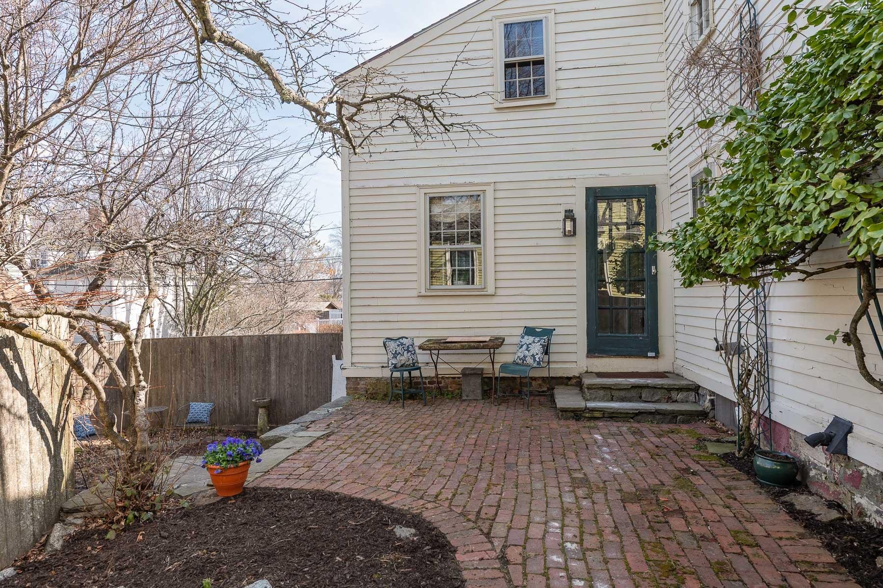 Portsmouth, New Hampshire 03801, United States, 2 Bedrooms Bedrooms, ,2 BathroomsBathrooms,Residential,Pending,103078