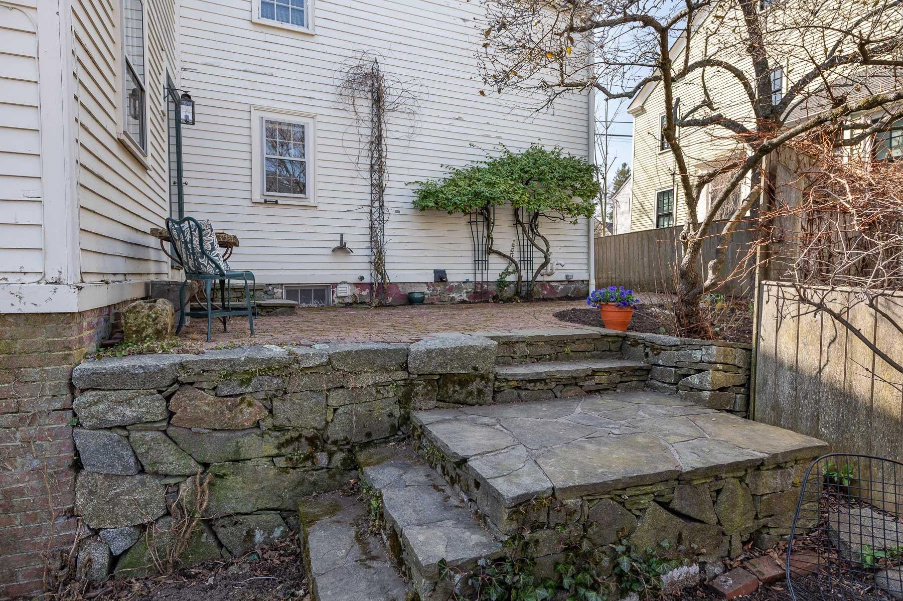 Portsmouth, New Hampshire 03801, United States, 2 Bedrooms Bedrooms, ,2 BathroomsBathrooms,Residential,Pending,103078