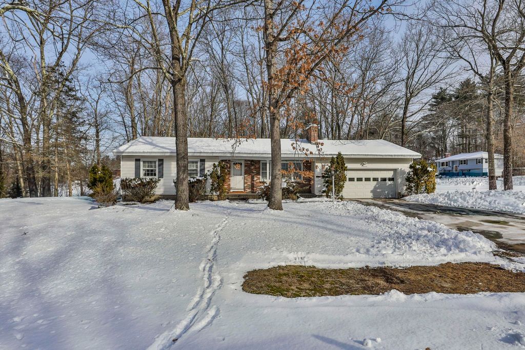 Photo of 8 Prince Drive, Hudson, NH 03051 (MLS # 5074613)