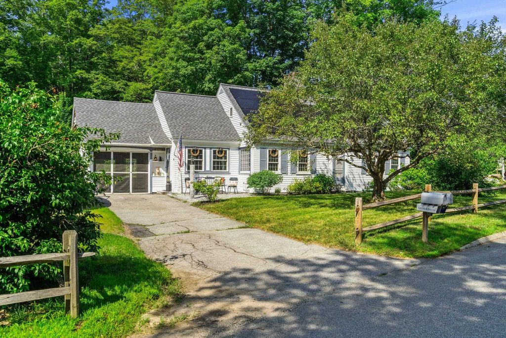 Photo of 6 The Oaks, Henniker, NH 03242 (MLS # 5052114)