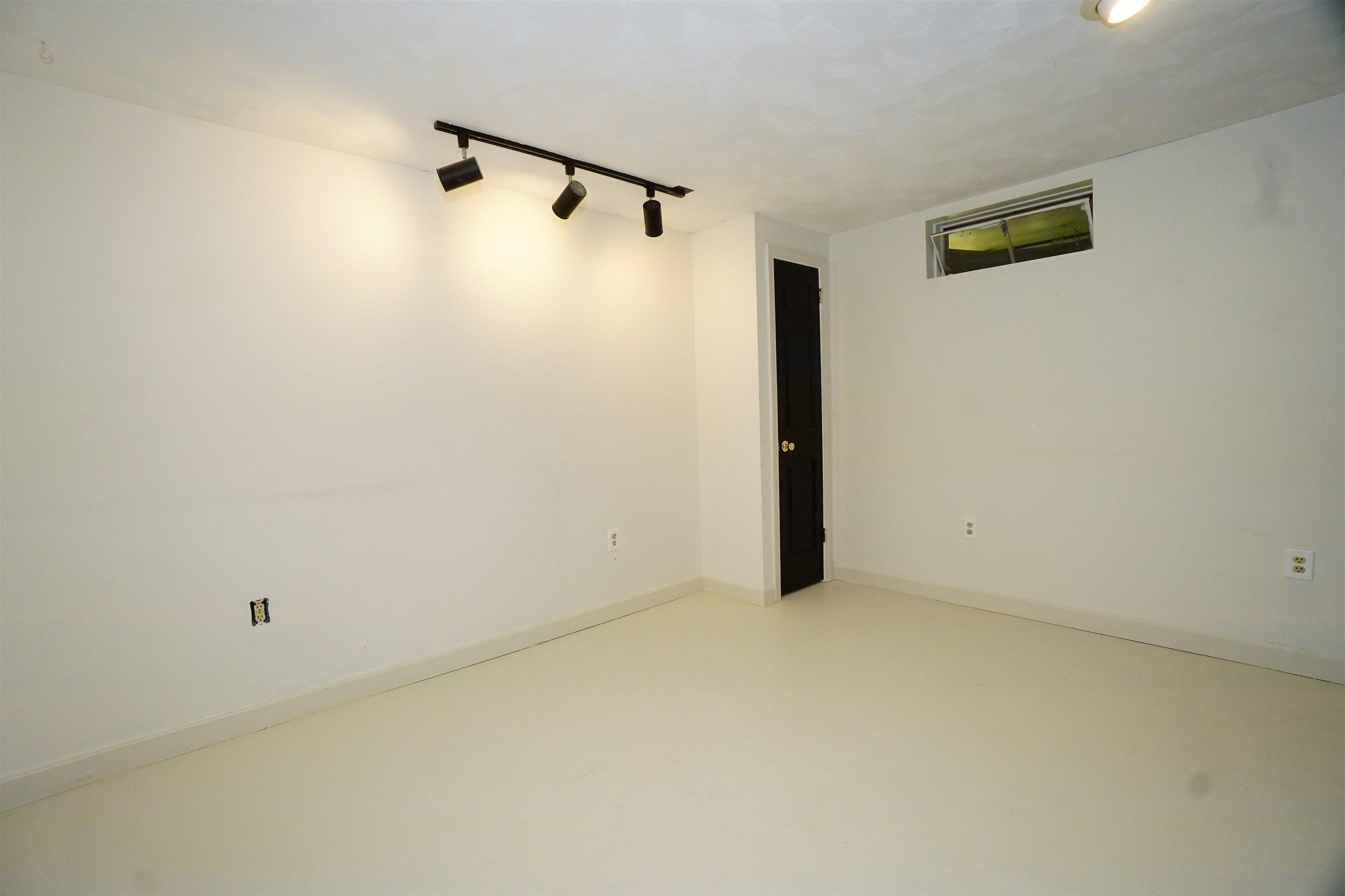 Manchester, New Hampshire 03102, United States, 2 Bedrooms Bedrooms, ,2 BathroomsBathrooms,Residential,Active,213956