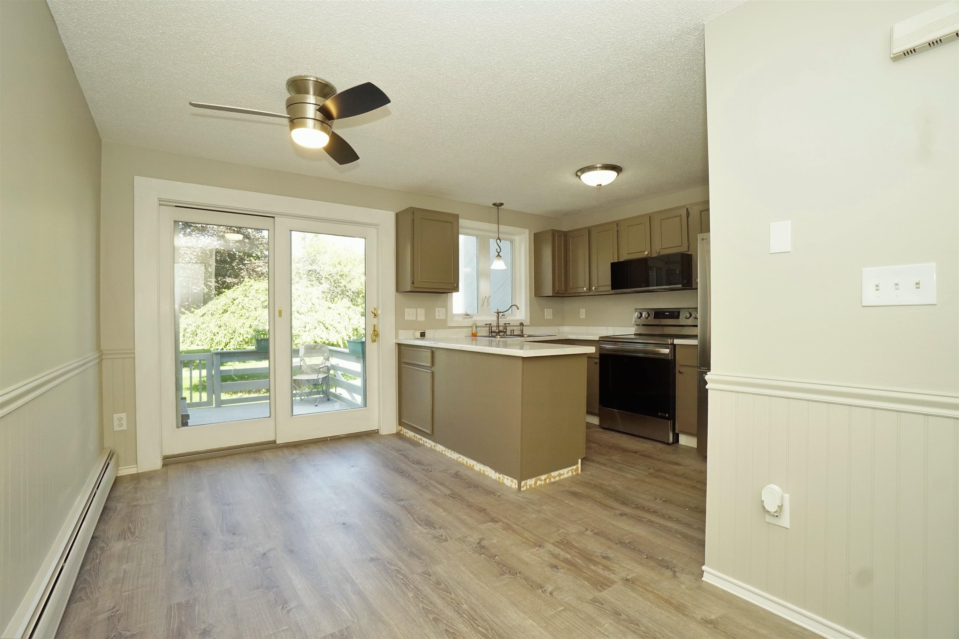 Manchester, New Hampshire 03102, United States, 2 Bedrooms Bedrooms, ,2 BathroomsBathrooms,Residential,Active,213956