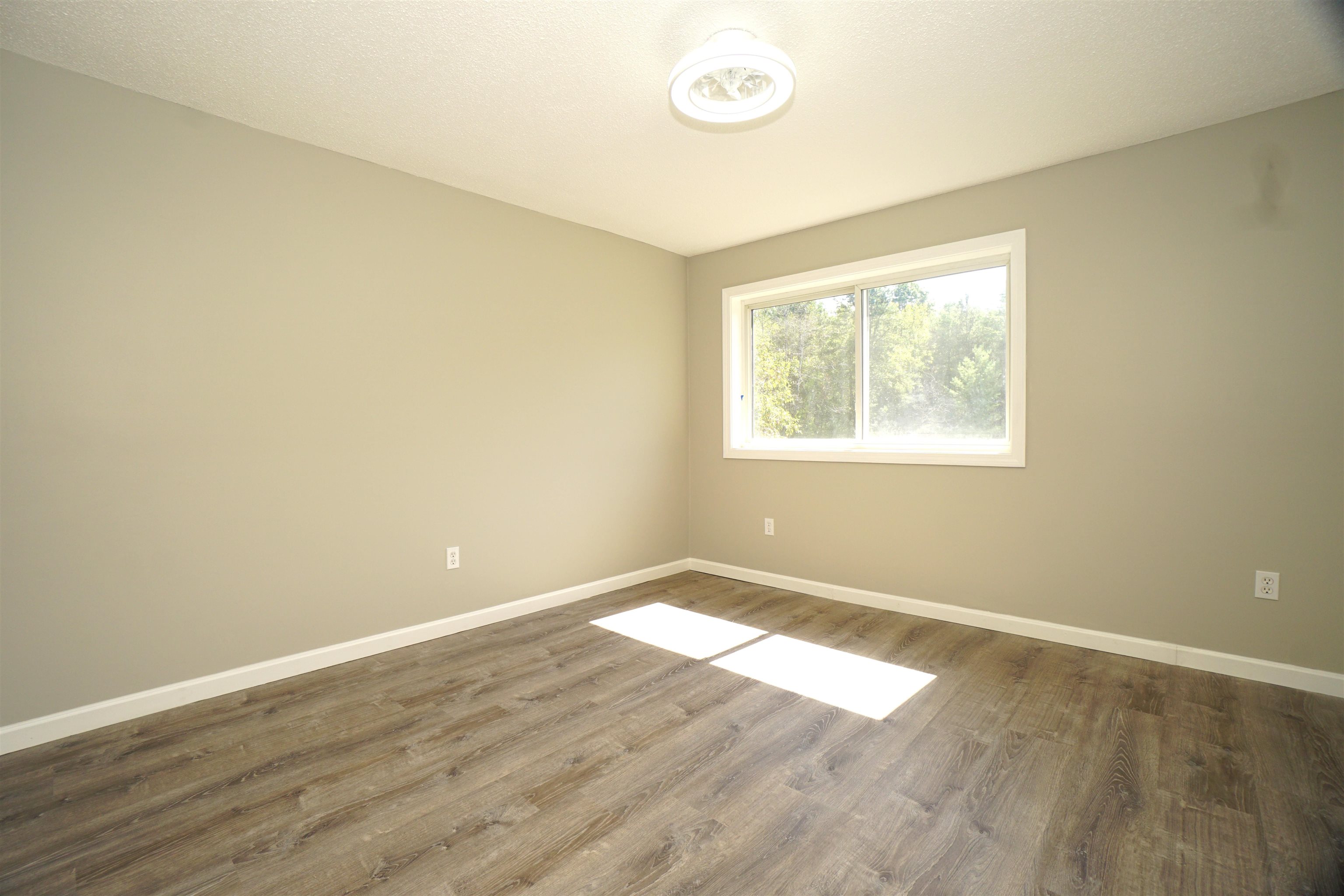 Manchester, New Hampshire 03102, United States, 2 Bedrooms Bedrooms, ,2 BathroomsBathrooms,Residential,Active,213956