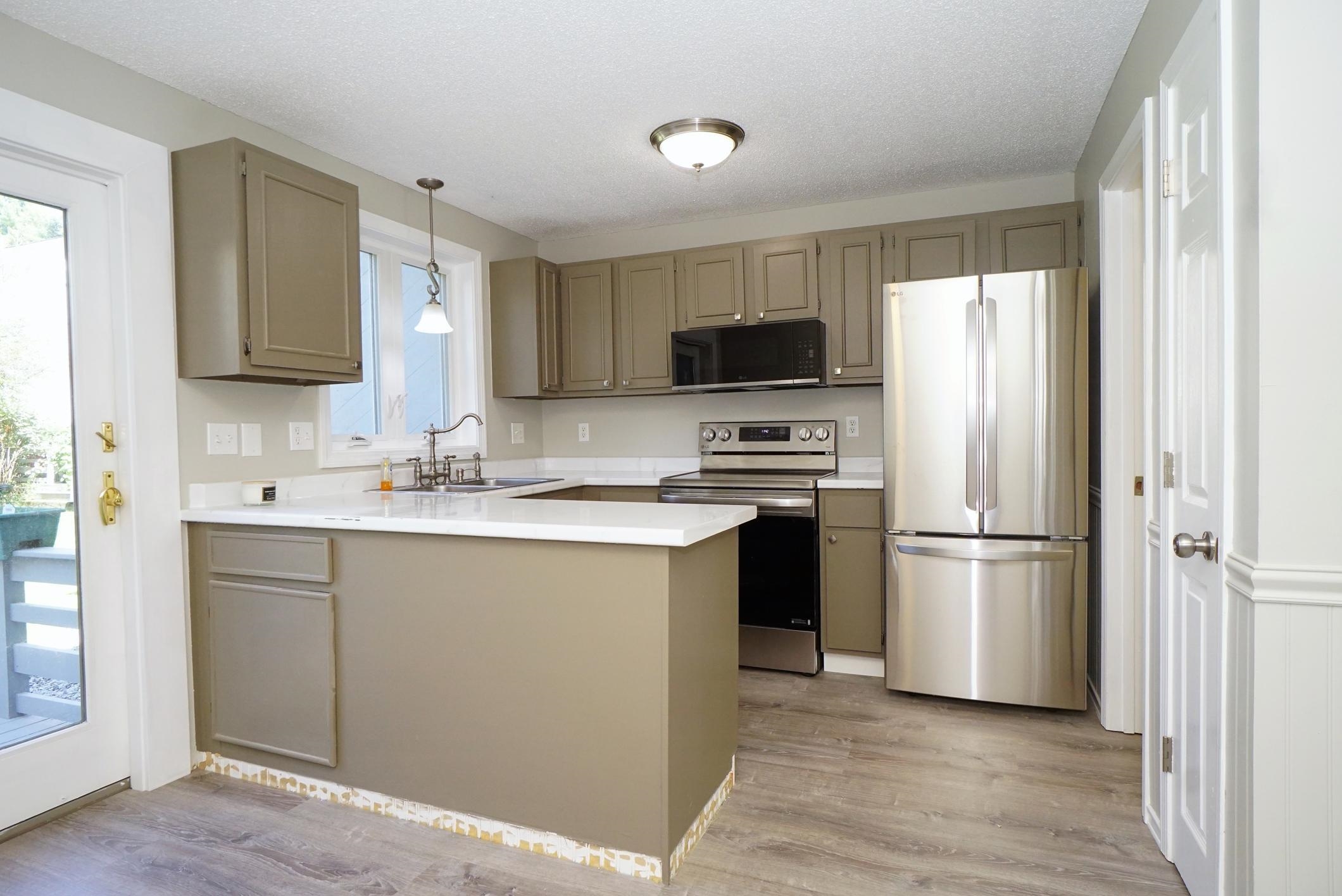 Manchester, New Hampshire 03102, United States, 2 Bedrooms Bedrooms, ,2 BathroomsBathrooms,Residential,Active,213956