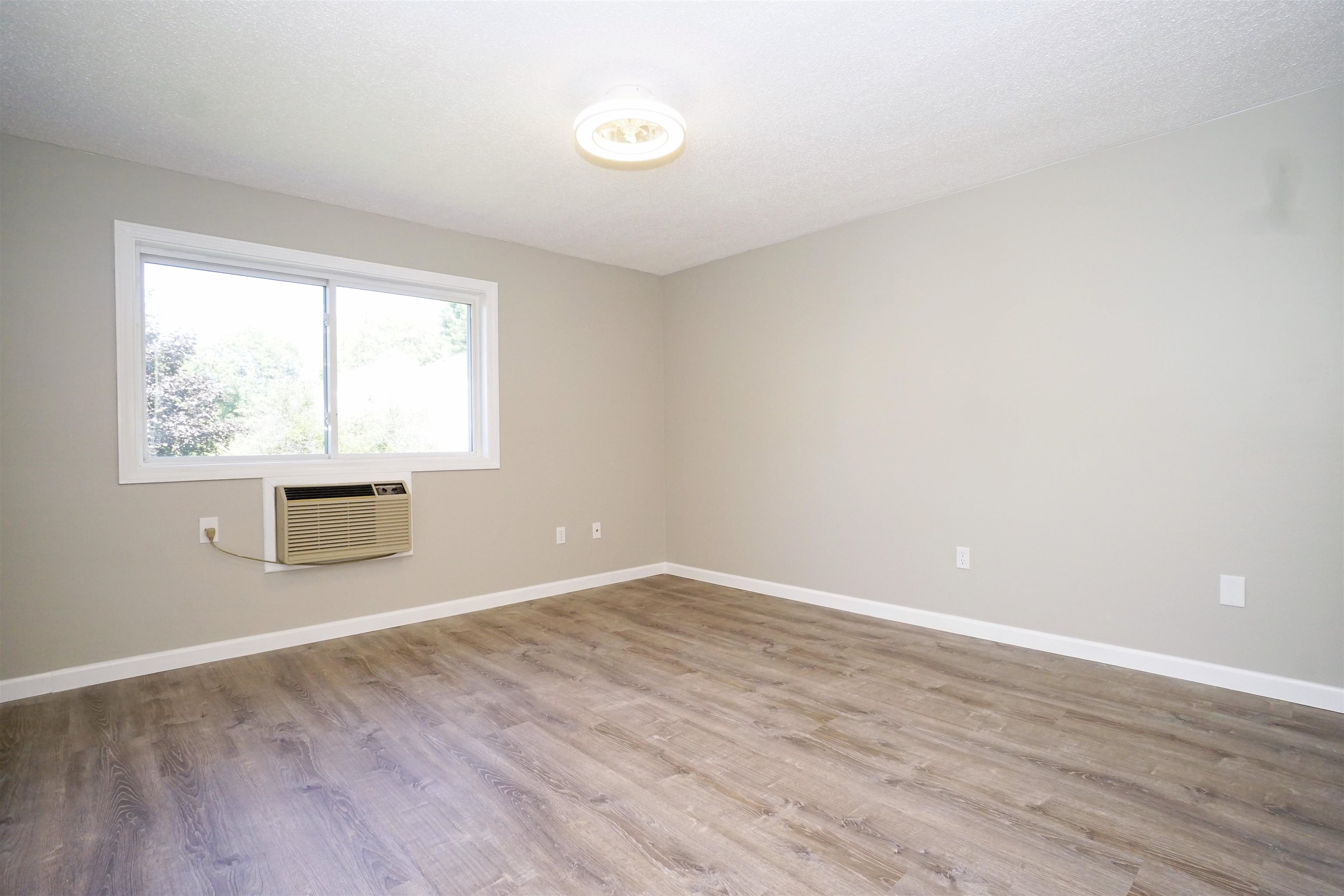 Manchester, New Hampshire 03102, United States, 2 Bedrooms Bedrooms, ,2 BathroomsBathrooms,Residential,Active,213956