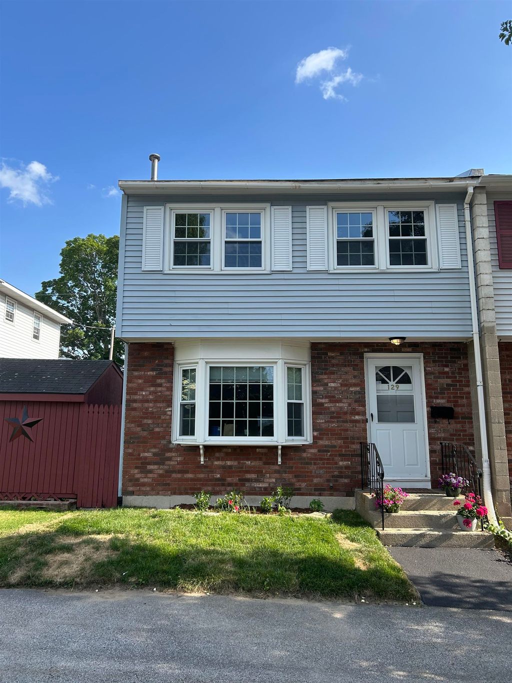 Photo of 129 Laurel Street, Manchester, NH 03103 (MLS # 5060726)
