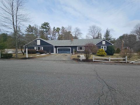 Photo of 4 Fran Avenue, Plaistow, NH 03865 (MLS # 5081450)