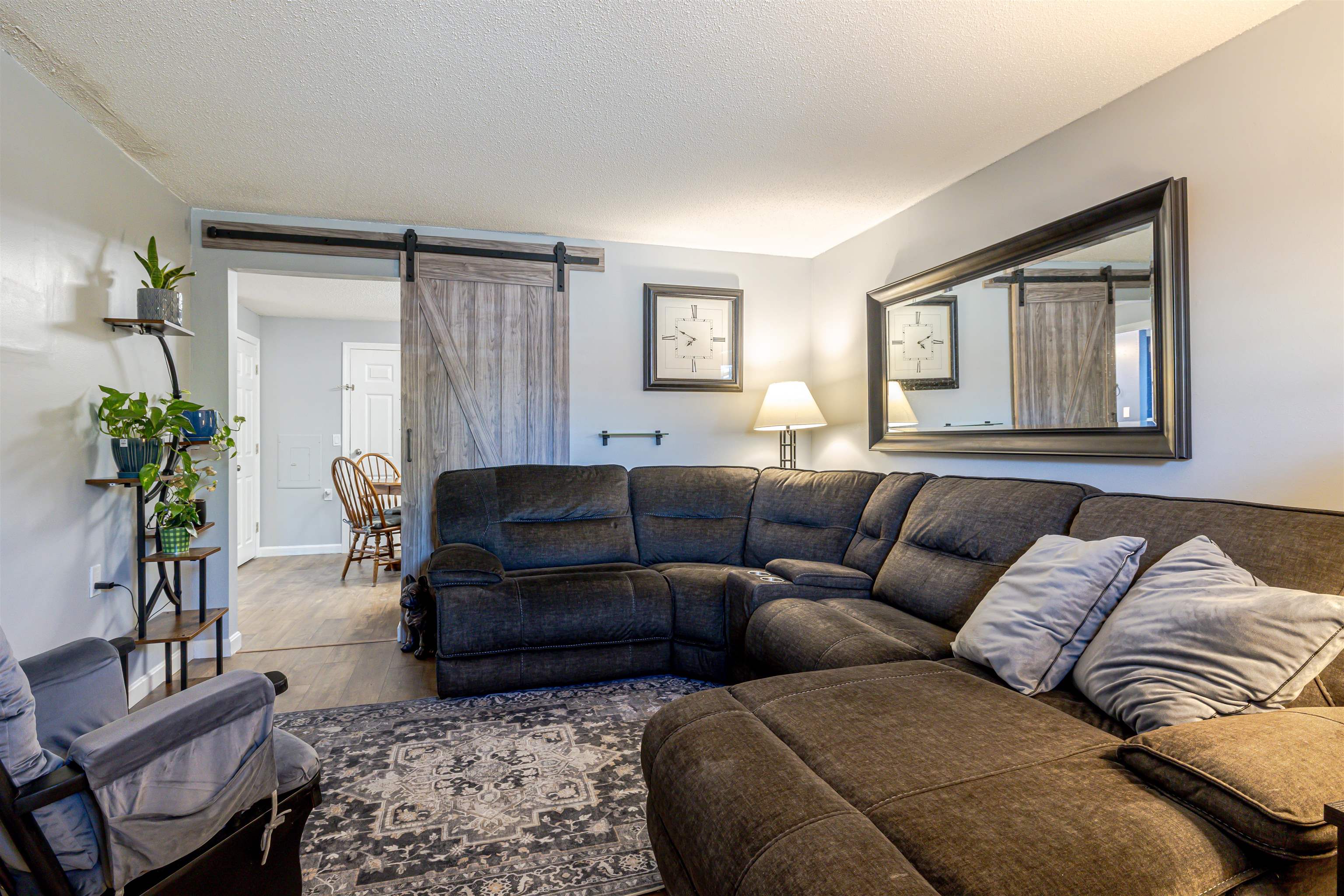 12 E Side Drive 406