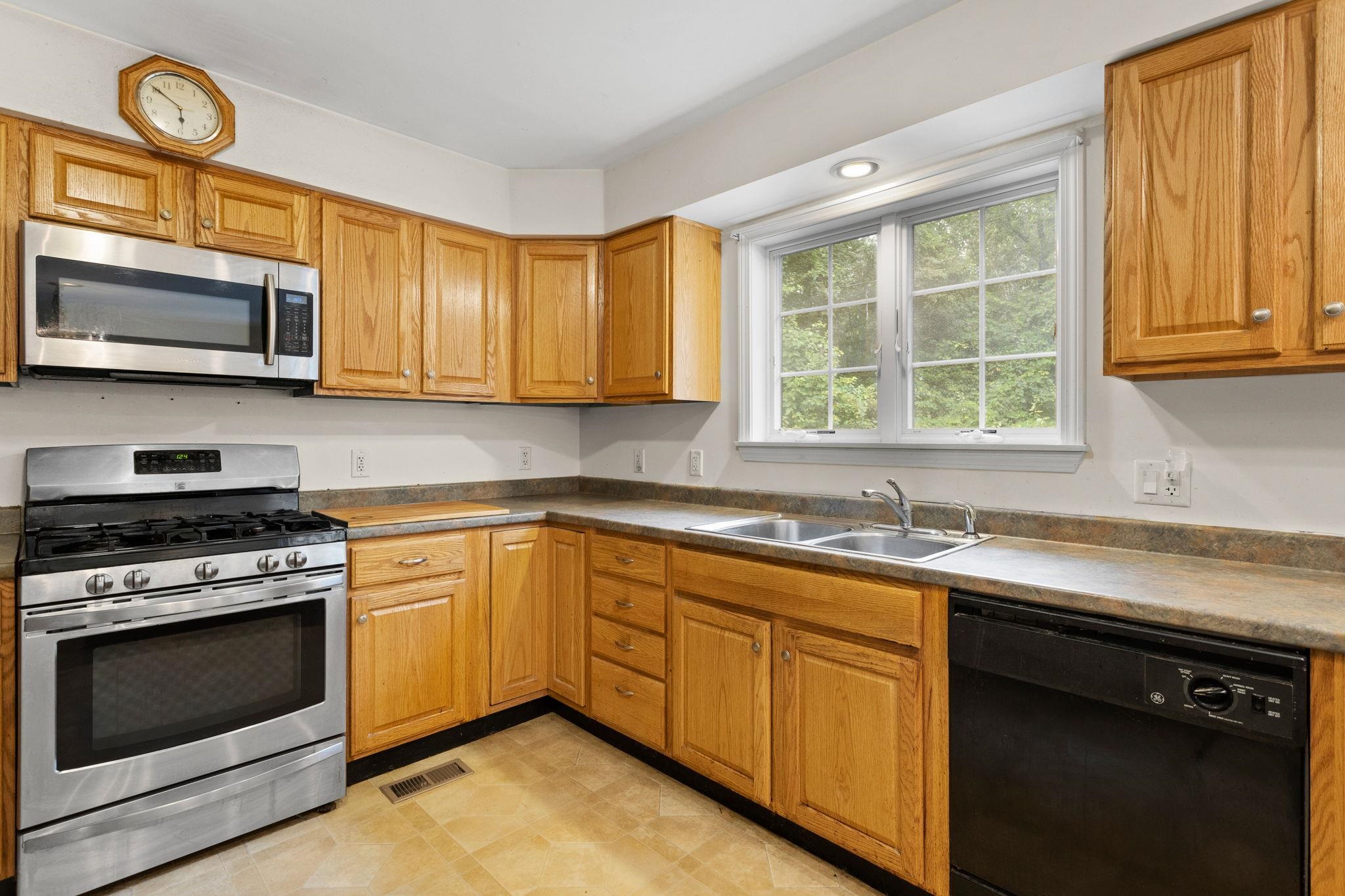 Chichester, New Hampshire 03258, United States, 3 Bedrooms Bedrooms, ,3 BathroomsBathrooms,Residential,Active,208290